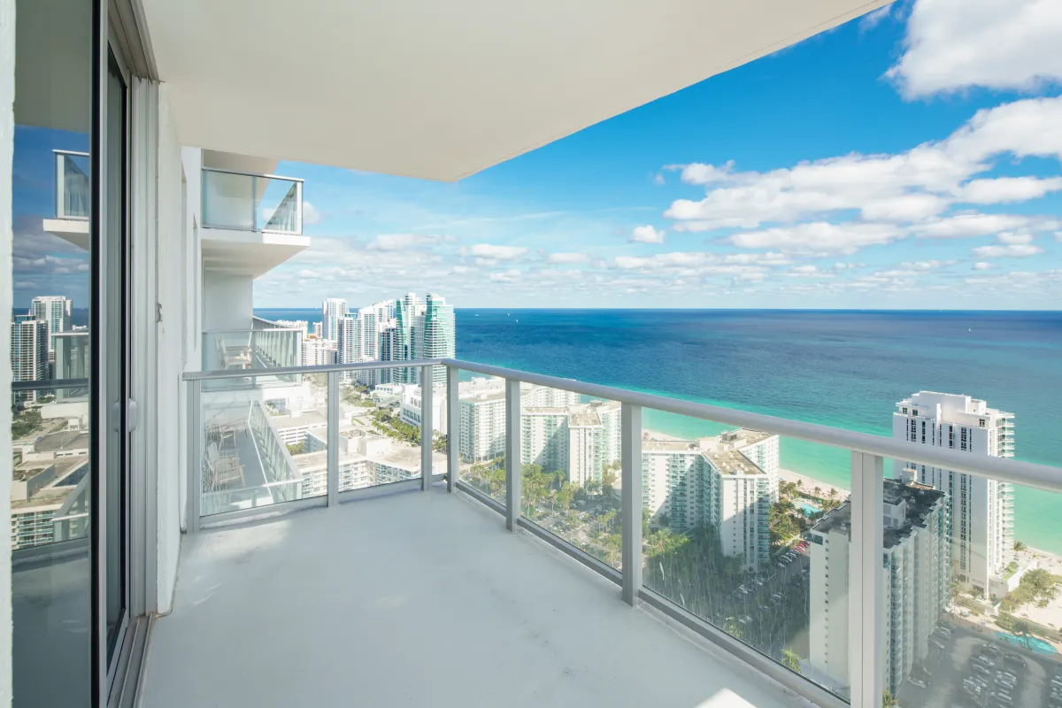 Varanda de apartamento de luxo com vista para o mar
