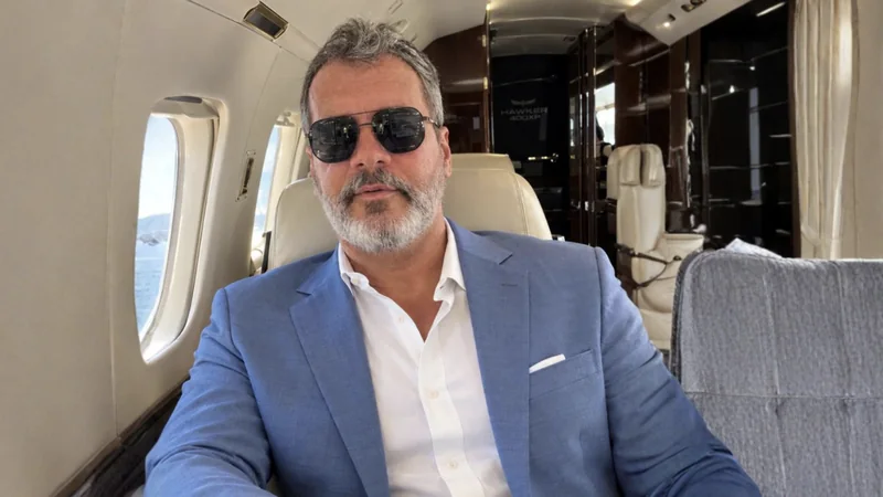 Paulo Fernandes na cabine de um jato executivo, foto que ilustra a matéria no UOL