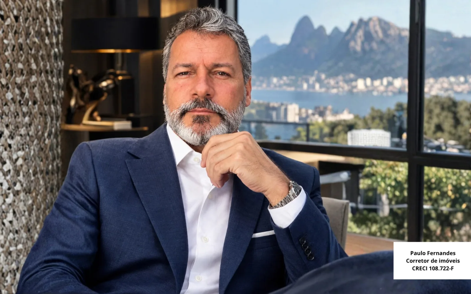 Paulo Fernandes sentado em poltrona, com a Lagoa e os morros do Rio ao fundo, foto que ilustra a matéria da Forbes