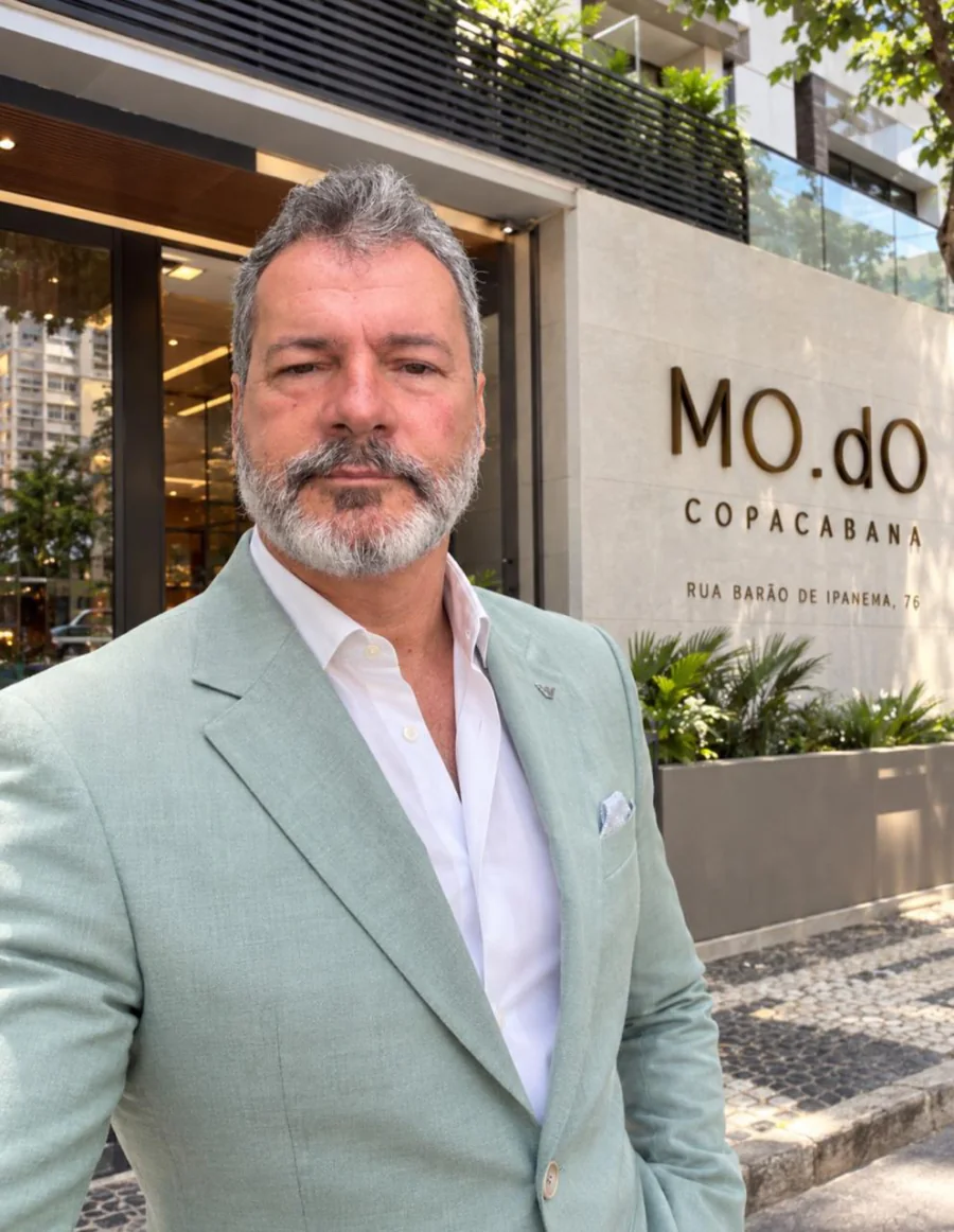 Paulo Fernandes em frente ao empreendimento MO.dO, em Copacabana, foto que ilustra a matéria da Forbes