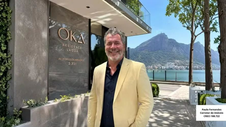 Paulo Fernandes diante do empreendimento Oka Residence, na Lagoa, foto que ilustra a matéria do O Globo
