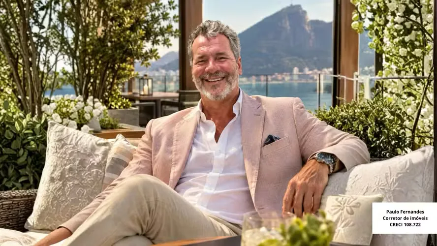Paulo Fernandes sentado num terraço com vista para a orla do Rio, foto que ilustra a matéria do Valor Econômico
